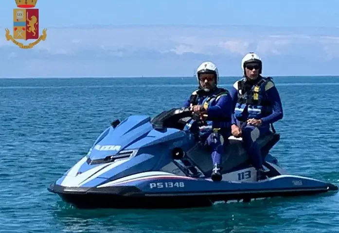 Poliziotti con gli acquascooter: raffica di controlli nel Cilento