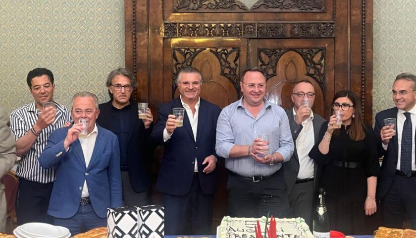Salerno, il brindisi di Franco Alfieri a palazzo Sant’Agostino dopo la conferma a sindaco di Capaccio/Paestum: può fare ancora il presidente della Provincia
