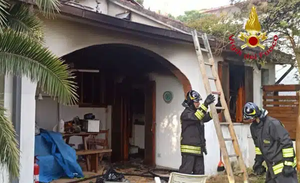 Ascea, abitazione a fuoco vicino a villaggio turistico