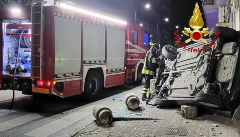 Salerno, perde il controllo dell’auto e finisce contro un negozio di abbigliamento in via Trento