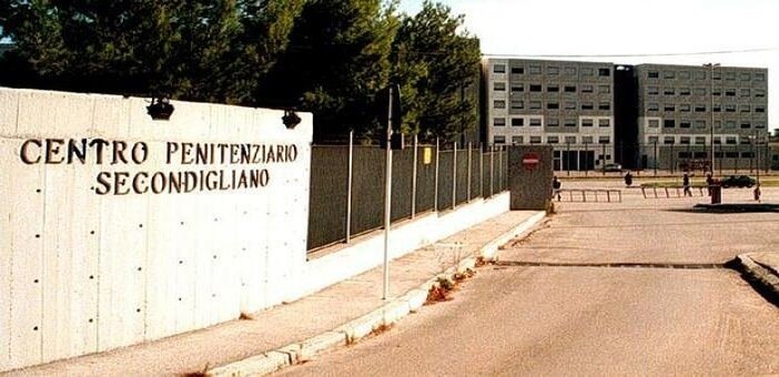 NAPOLI, TENSIONE IN CARCERE A  SECONDIGLIANO:  DETENUTO TENTA DI SGOZZARE UN POLIZIOTTO