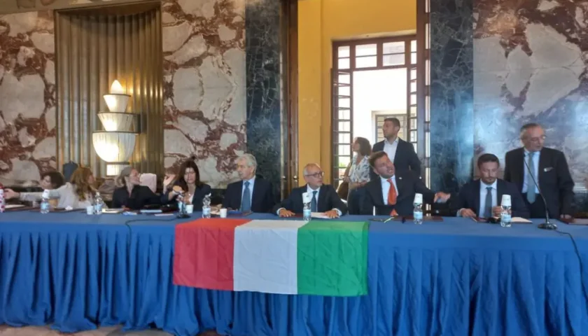 Autonomia differenziata, la protesta arriva al consiglio comunale di Salerno