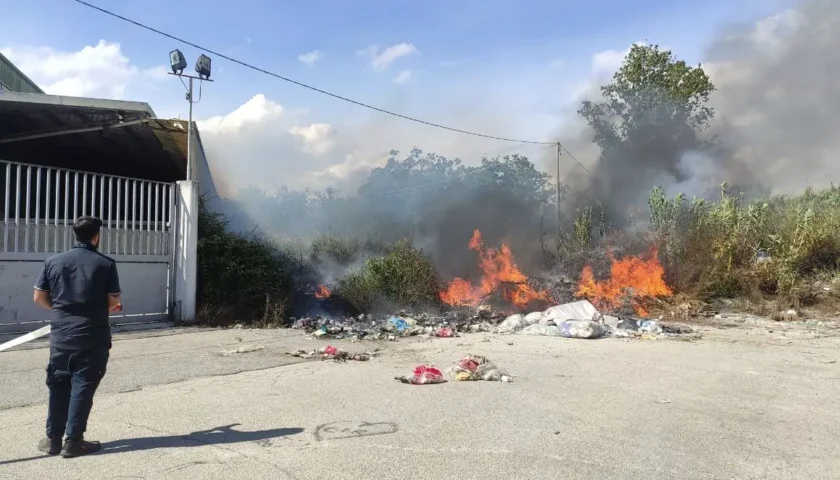 Scafati, prende fuoco discarica a cielo aperto