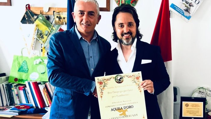 Ad Auletta viene conferita l’onoreficenza dell’Aquila d’Oro a Franco Robertazzi