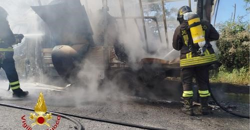 Furgone prende fuoco, paura a Bivio Pratole di Montecorvino Pugliano