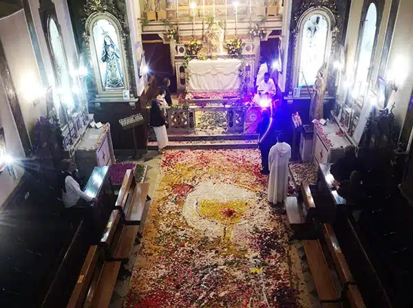 Altavilla: l’Infiorata del Pittore Fernando Mangone trasforma la Chiesa della Madonna del Carmine