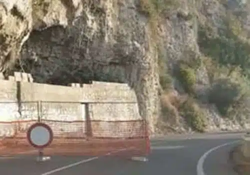 Costiera, masso cade sulla carreggiata dopo Positano: senso unico alternato