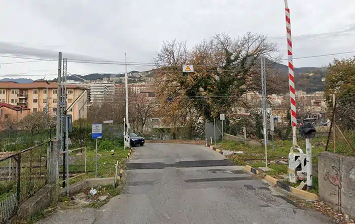 Salerno, sfonda con auto sbarra del passaggio a livello di via Irno