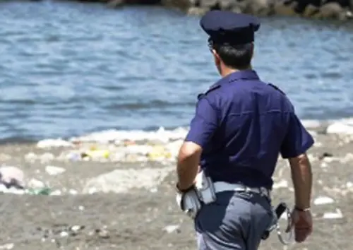 Lite in spiaggia a Vietri sul Mare, spunta un coltello
