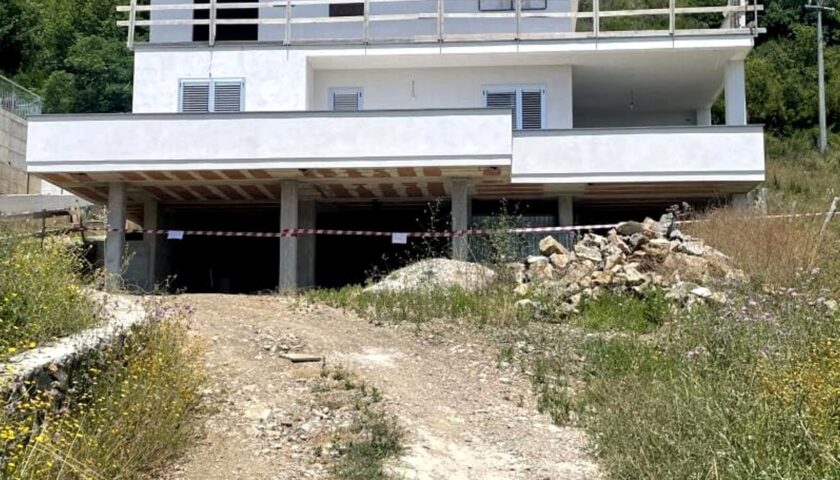 Blitz di finanza e carabinieri a Santa Marina, sequestrato fabbricato: tre indagati