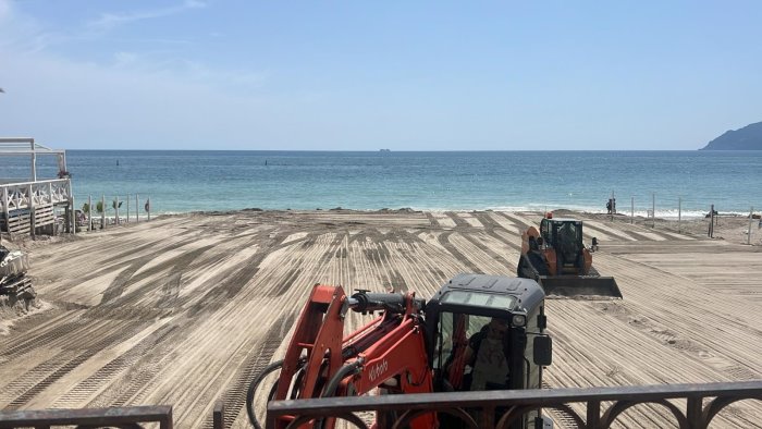 Salerno, lavori in corso: nuova pulizia delle spiagge cittadine