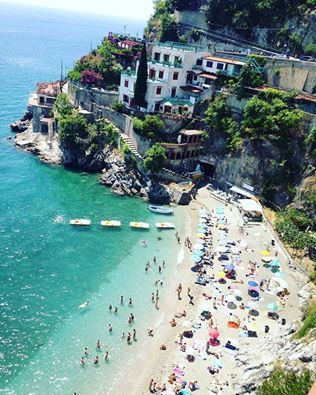 Si stacca pezzo di costone e finisce sulla spiaggia: feriti due giovani a Cetara