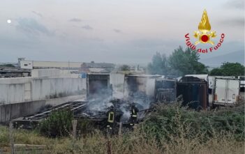 Notte di paura a Sarno, mezzi pesanti incendiati nel deposito: si indaga