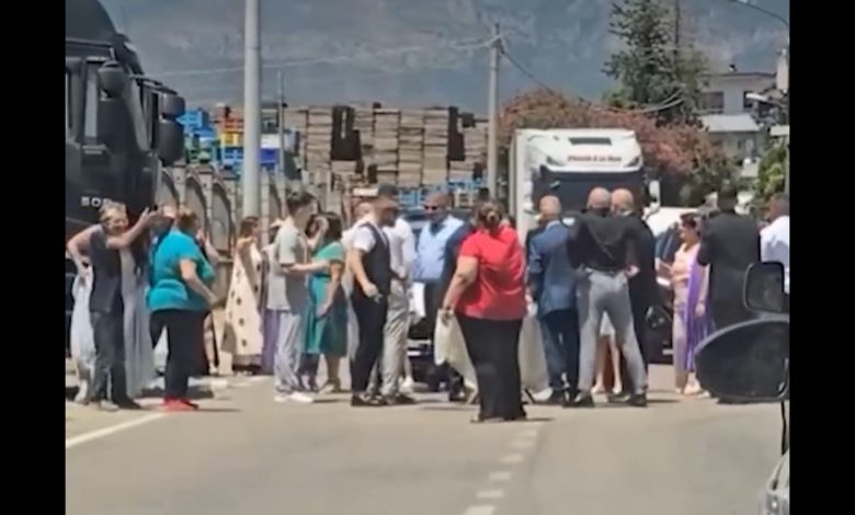 San Valentino Torio, sposi organizzano banchetto in strada bloccando il traffico