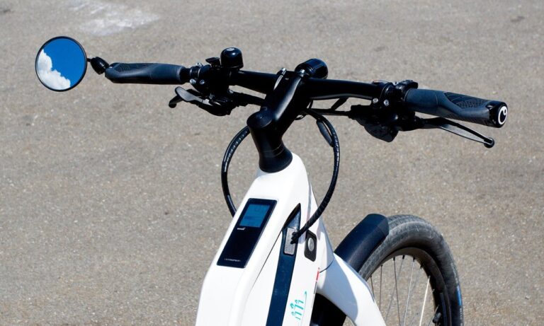 Si rubano a vicenda la bici elettrica, tre nei guai
