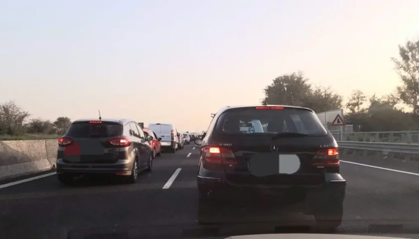Passeggiano sulla Caserta-Salerno, messi in salvo mamma e figli
