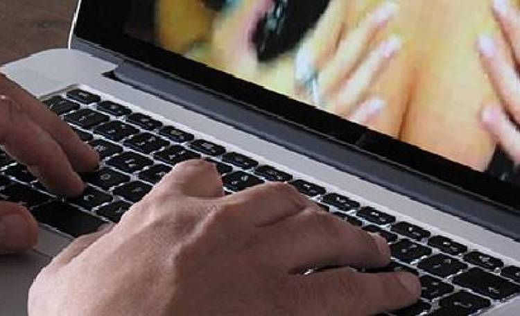 Conosce donna in chat e va a casa sua: sequestrato e rapinato