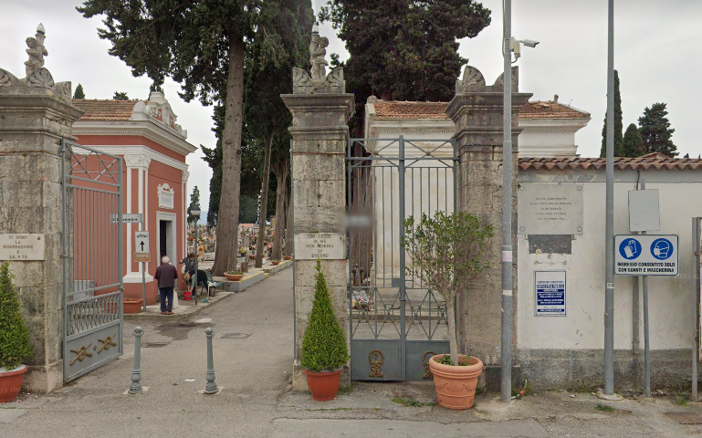 Eboli, due famiglie restano chiuse all’interno del cimitero