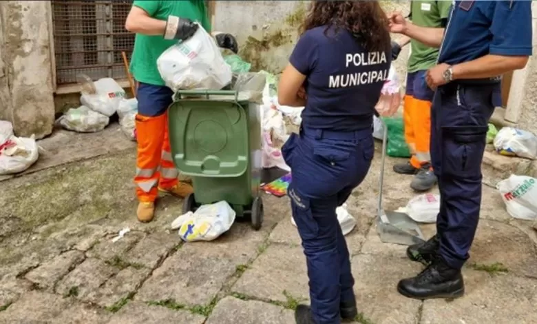 Furbetti dei rifiuti, blitz della polizia municipale: multati cittadini e ristoratori
