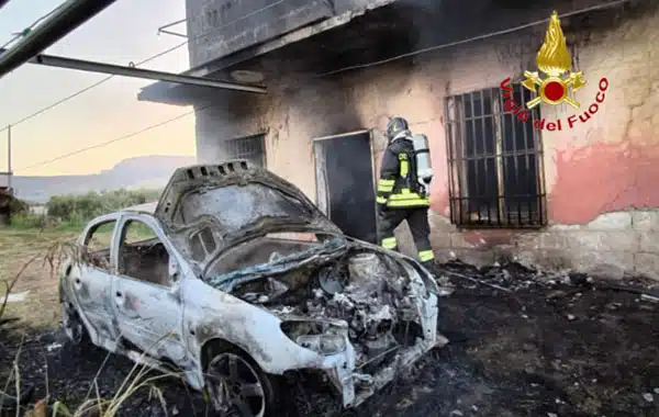 Eboli: auto incendiata, a fuoco casolare