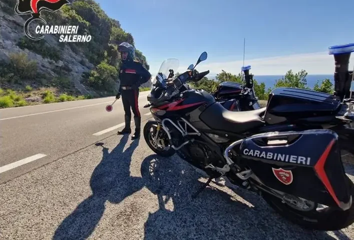 Furore, vuole denaro e minaccia il padre con un rasoio
