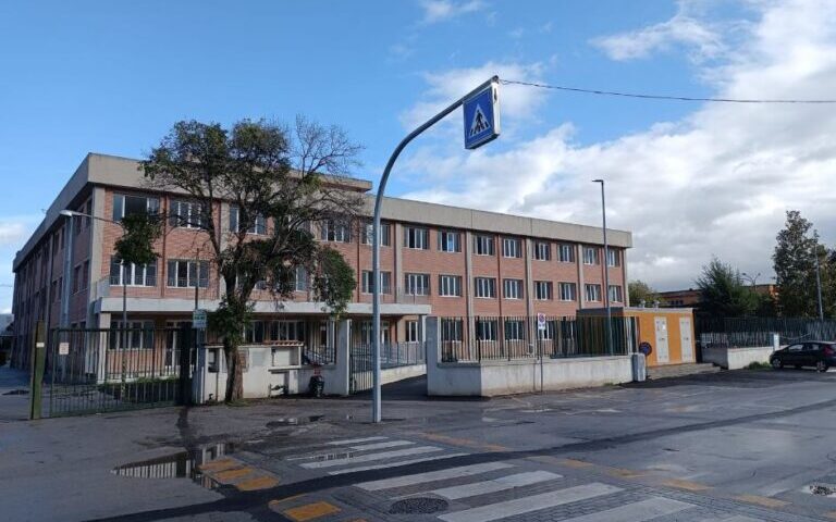Angri, ladri svaligiano la scuola Galvani