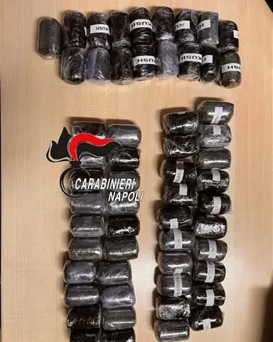 Nasconde sotto la ruota di scorta 3 chili di hashish, arrestato 26enne