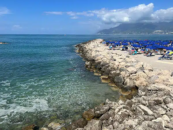 Mare sporco a Salerno, rivolta dei bagnanti