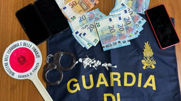 Cava de’ Tirreni, lanciano droga dal finestrino dell’auto: arrestati