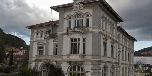 Fratte, la palazzina ex Mcm abbandonata e ridotta in stato di degrado