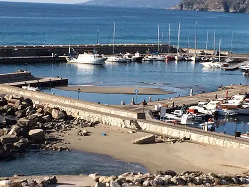 Auto  rischia di finire a mare a Pisciotta