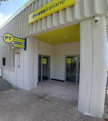 Riapre dopo i lavori la sede delle Poste di via Cornetti a Serre