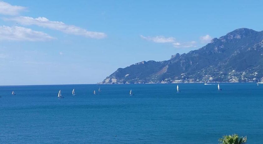 Salerno, straniero ubriaco si lancia in mare e rischia di annegare: salvato