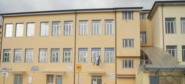 Olevano sul Tusciano, gang di ladri a scuola: rubati 20 computer
