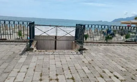 Salerno, polemica sugli accessi al mare sbarrati