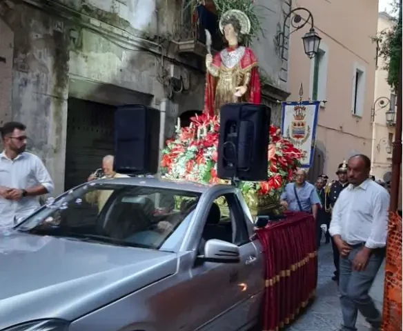Eboli, statua di San Vito sul carro funebre per la processione