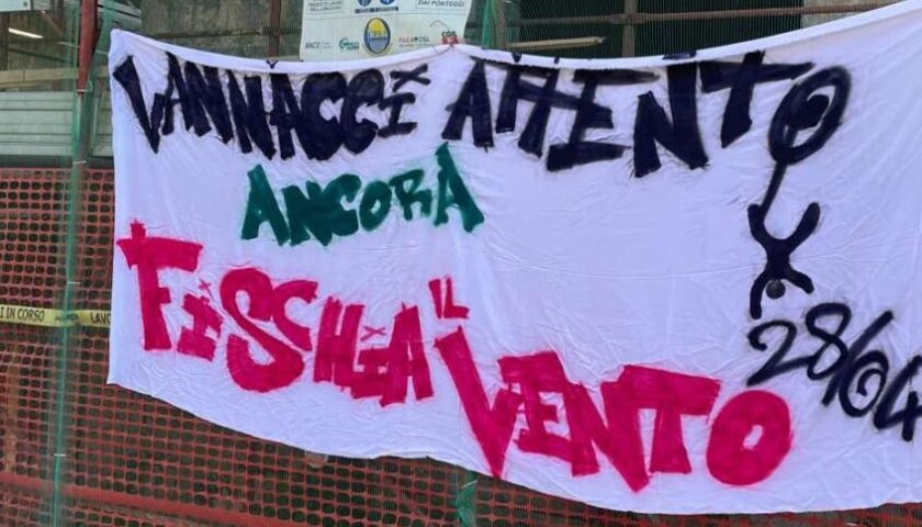 Salerno, il generale Vannacci parla con un collegamento in remoto: striscione di protesta, arriva la Polizia