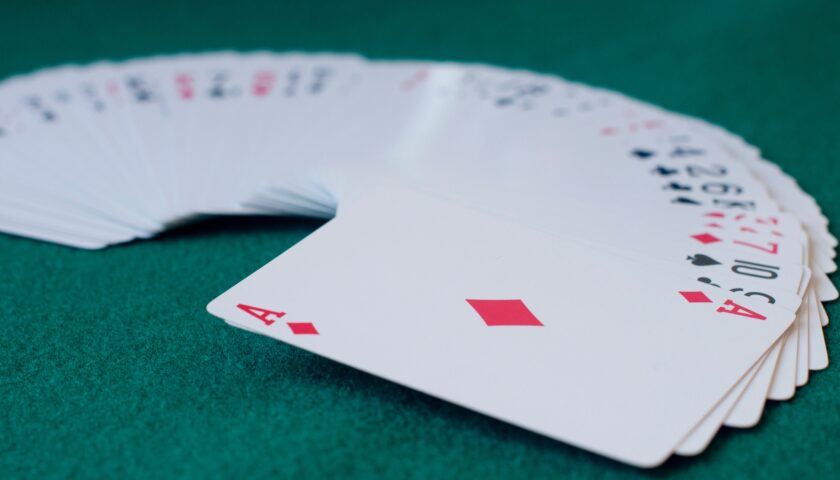 Storia delle carte da poker: le curiosità sui simboli e il loro utilizzo nei giochi da casinò