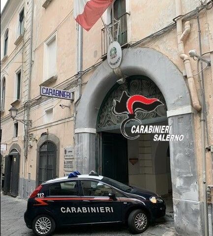 Ruba capi di abbigliamento da un negozio nel centro di Salerno: arrestato