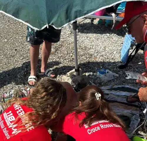 Cetara, uomo colto da malore salvato in mare