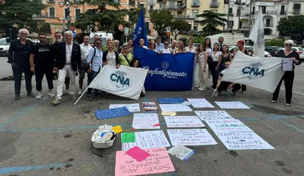 Estetisti e parrucchieri, flash mob Cna e Confartigianato a Salerno contro l’abusivismo delle professioni