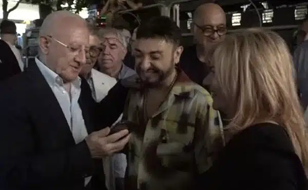 Notte Bianca a Salerno,  De Luca nel retropalco per il selfie con Finizio prima del concerto