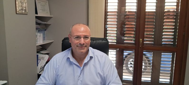 Strade impraticabili e fogne fuoriuscite: la denuncia del consigliere comunale Enrico Sirica (Fratelli d’Italia) contro il degrado a Sarno 