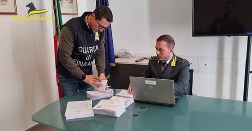 Riciclaggio, minacce e falso nel nome del clan: blitz con arresti della Guardia di Finanza