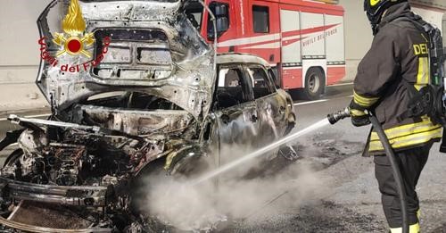 Paura ieri sull’Autostrada A3 per un’auto a fuoco
