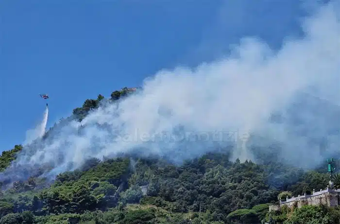 Salerno: incendio su Monte Bonadies, elicottero in azione