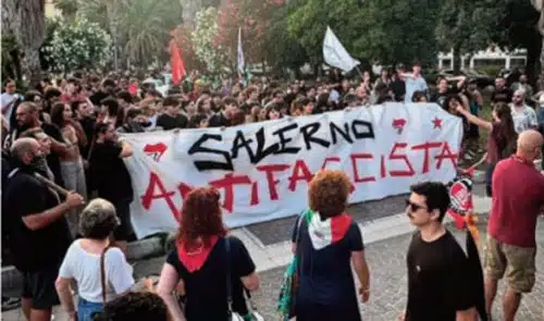 Corteo antifascista a Salerno, fiume di persone sul Lungomare