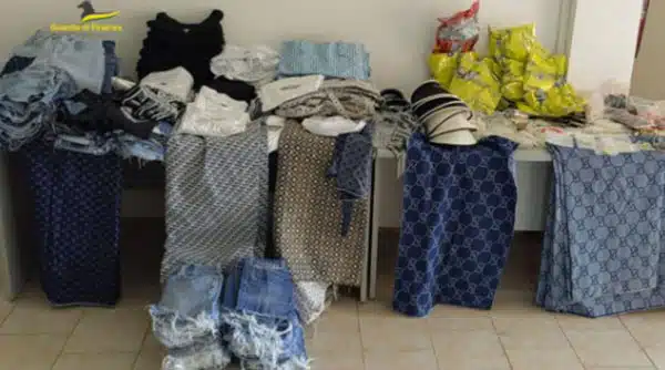 Salerno, articoli contraffatti sequestrati in un negozio del centro