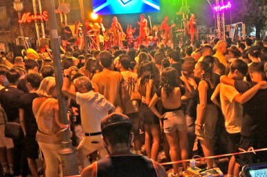 Tensione alla Notte Bianca di Salerno, la denuncia: “Due minori in scooter picchiati dagli steward”