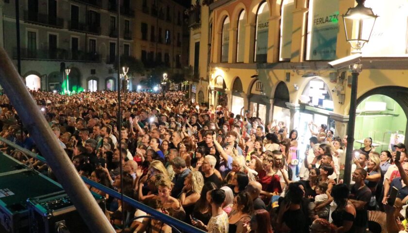 Notte Bianca a Salerno, pienone in piazza Portanova per Gigi Finizio